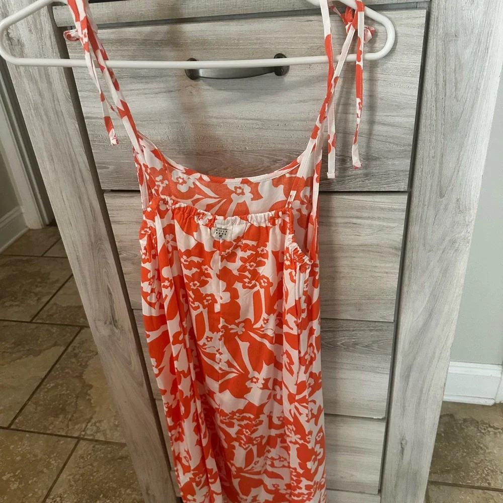 Billabong Orange and White Floral Dress NWT size medium. Adjustable straps - Picture 2 of 2
